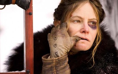 Care e cel mai atroce si feroce dintre cei 8 eroi odiosi si fiorosi ai ultimului film al lui Quentin Tarantino, “The H8ful eight”? Candidatul nr. 3: Jennifer Jason Leigh