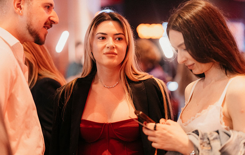 „Miranda would approve”: glam, stil și perfecțiunea la gala de lansare „Diavolul se îmbracă de la Prada 2” în România